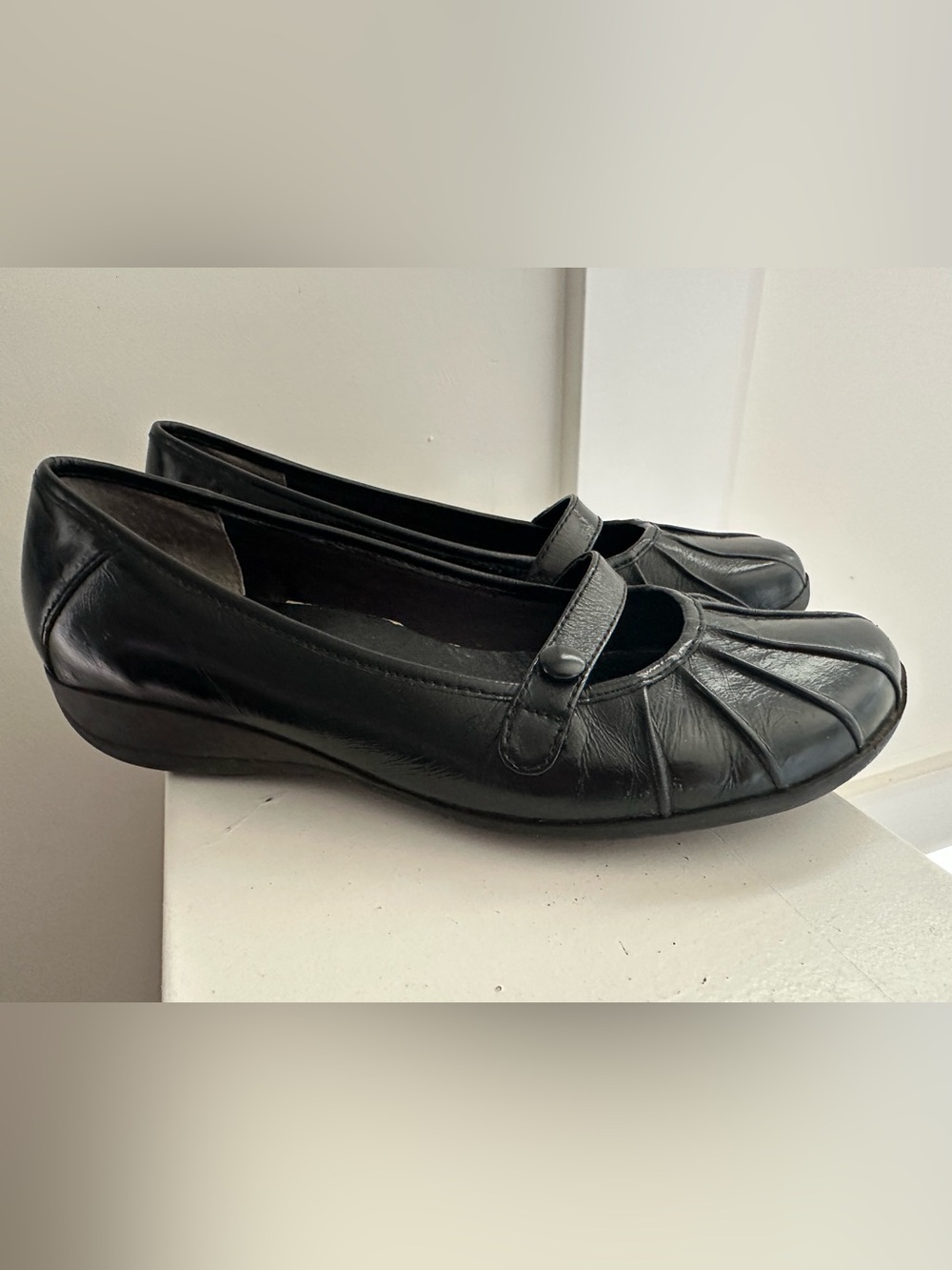 Hush Puppies Black Leather Mary Jane Flats with Faux Button Strap Womenโs Sz 8.5
